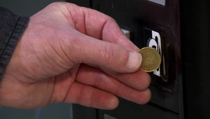 Hotovosť nahrádza elektronické bankovníctvo. Do povedomia sa dostávajú aj kryptomeny