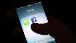 Závislosť od webu: Polovica ľudí pozerá televíziu a sociálne siete zároveň