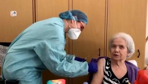 Vakcínu proti COVID-19 dostali prví seniori v domovoch