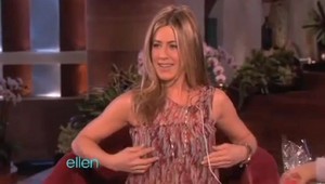 Jennifer Aniston vibrovali v priamom prenose prsia!