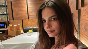 Emily Ratajkowski sa vyzliekla do naha a celému svetu ukázala svojho chlpáča