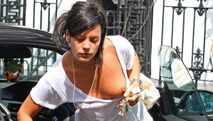 Lily Allen vyskočil prsník
