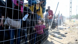 Stovky migrantov prerazili policajné zátarasy na macedónskych hraniciach