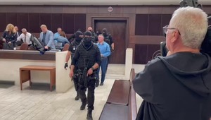 Vraždu u mafie si mal objednať politik a jeho syn. Opäť sa postavili pred súd