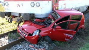Hororová nehoda pri Skalici. Vlak nabral auto