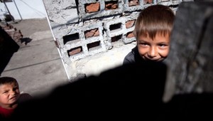 Deti ohrozuje chudoba: Rozdeľuje rodiny a vytvára podmienky pre šikanu