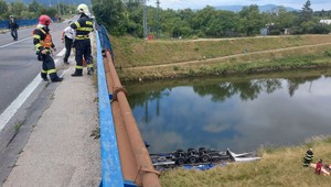 Kamión zletel z mosta do rieky: Vodič dostal pravdepodobne mikrospánok
