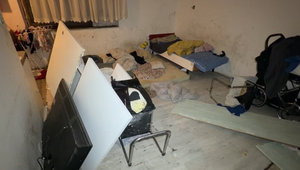 Rodinné peklo: Muž päsťami a kopancami zmlátil ženu pred siedmimi deťmi