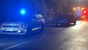 Žena bez reflexných prvkov prebehla v noci cez cestu. Zachytilo ju auto
