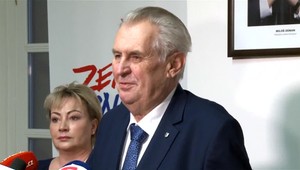 Oslava na hrade, protest pod hradom. Český prezident rozdelil spoločnosť na dva tábory