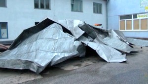 Silný vietor strhol v Prievidzi strechu