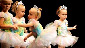 VIDEO: Dvojročné baletky sa pobili počas predstavenia