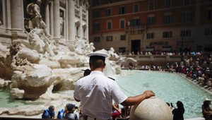 Pri fontáne di Trevi je zakázané piť a jesť, hrozí mastná pokuta