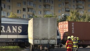 Obrovská smola vodiča nákladiaku: Náves sa mu odpojil priamo na koľajisku