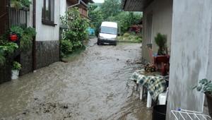 AUTENTICKÉ VIDEO: Dediny zničila povodeň, zasahujú vojaci!