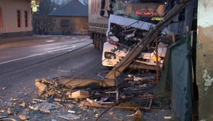 Kamión zastavil na betónovom stĺpe. Ohrozená bola rodina s deťmi