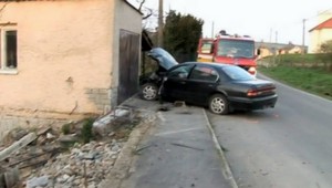 Opitý Dominik (21) zdemoloval auto a garáž, ušiel