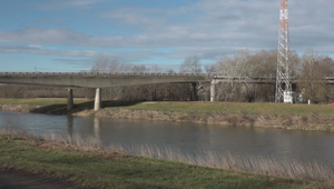 Uzavreli hraničný most: Obyvateľov čakajú dlhé obchádzky