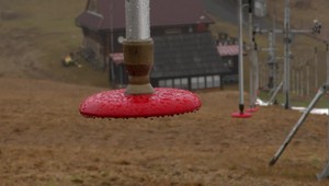 VIDEO: Turisti odchádzajú. Z niektorých zimných stredísk po výraznom oteplení zmizol sneh