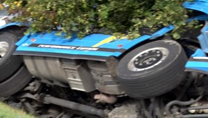 Smrteľná nehoda pri Michalovciach. Vodič cisterny po náraze vyletel cez čelné sklo