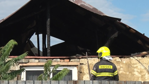 Požiar pripravil 15-člennú rodinu o dom, pri hasení sa zranili dvaja ľudia