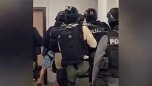 Polícia zadržala podozrivého, ktorý šíril poplašné správy na internete