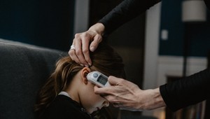 Meningokoková infekcia: Meningokok má viacero tvárí. Spoznajte jeho spôsoby prenosu a príznaky!