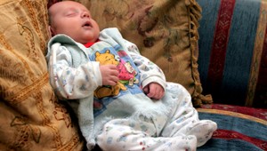 Matku prepustili s bábätkom, ktoré zomrelo. Pediater bol na dovolenke