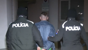 Vyhrážal sa streľbou, polícia zasiahla. Opitý muž skončil za mrežami