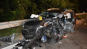 Vodič náhle strhol volant, prešiel do protismeru a spôsobil tragickú nehodu. Z miesta hneď na to odišiel