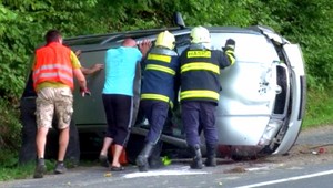 Nezvládla zákrutu a prevrátila sa. Vodička (22) sa zrútila