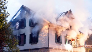 Výtržnosti pre migrantov, vyhorel azylový dom