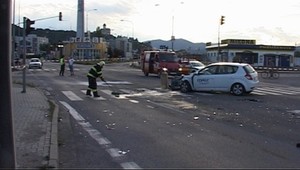 Policajti havarovali. Vodička im nedala prednosť