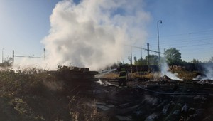 VIDEO: Rozsiahly požiar pri železničnej trati v Bratislave. Hasiči zasahovali viac ako 9 hodín
