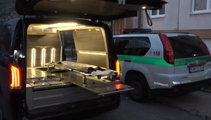 Podvodník zamestnával pohrebné služby a donášky. Objednal si odvoz nebožtíka, aj pizzu