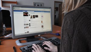 Facebook zavedie poplašné tlačidlo na pedofilov