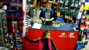 Polícia pátra po zamilovanom páre. Ukradol okuliare a oblečenie