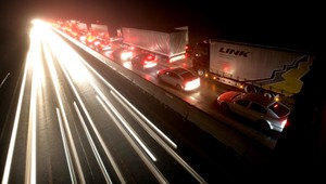 Na D1 sa tvorili kolóny, horela dodávka s peniazmi