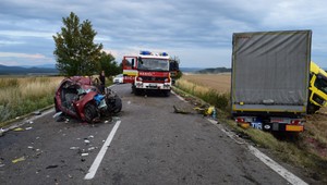 Po zrážke auta s kamiónom vyhasli dva životy