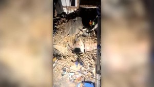 Mesiac po výbuchu v Bejrúte: Z trosiek pomocou špeciálne cvičených kólií a termokamier vyťahujú preživších