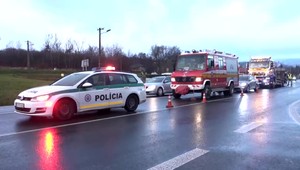 Vodič nedal prednosť v jazde niekoľkotonovému kamiónu s návesom. Kamionista nestihol zareagovať