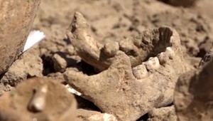 Nezvyčajná brigáda. Obyvatelia obce upratujú ľudské kosti