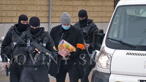 Sudca rozhoduje o predĺžení väzby v kauze Dobytkár, kukláči priviezli aj Bödöra