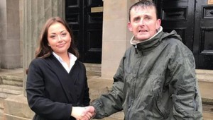 Bezdomovec stál dve hodiny v daždi. Chránil tašku s peniazmi, ktorá ostala v odomknutom aute