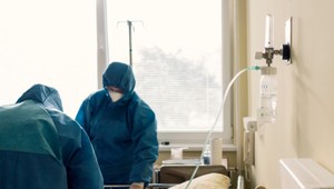 Lekári volajú po postcovid ambulanciach. Pribúda pacientov s komplikáciami po prekonaní