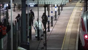 Krvavé peklo vo vlaku: Útočníci pobodali jedenásť ľudí. Polícia prepustila jedného podozrivého