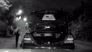 VIDEO: Policajti naháňali mladíka s otvoreným kufrom. Po zastavení ich čakal šok