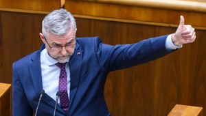 Konflikt pre SIS na seba nenechal dlho čakať, kroky vlády rozčúlili opozíciu. Vláda tvrdí, že všetko je podľa zákona