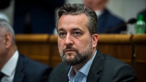 Ľuboš Blaha zvesil portrét prezidentky a odstránil vlajku EÚ. KDH ho chce odvolať