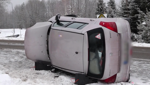 Po nehode matky s 14-mesačným dieťaťom skončilo auto na streche